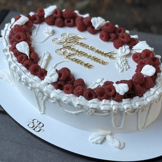 Торт с золотым топпером